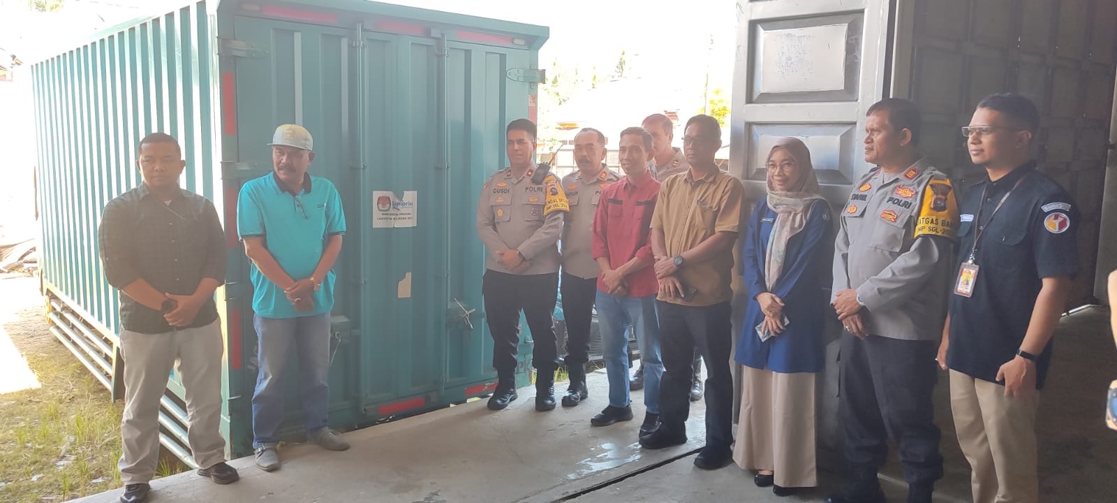 Personil Polres Solok mengamankan Kedatangan Logistik Berupa surat suara di Gudang Logistik KPU 