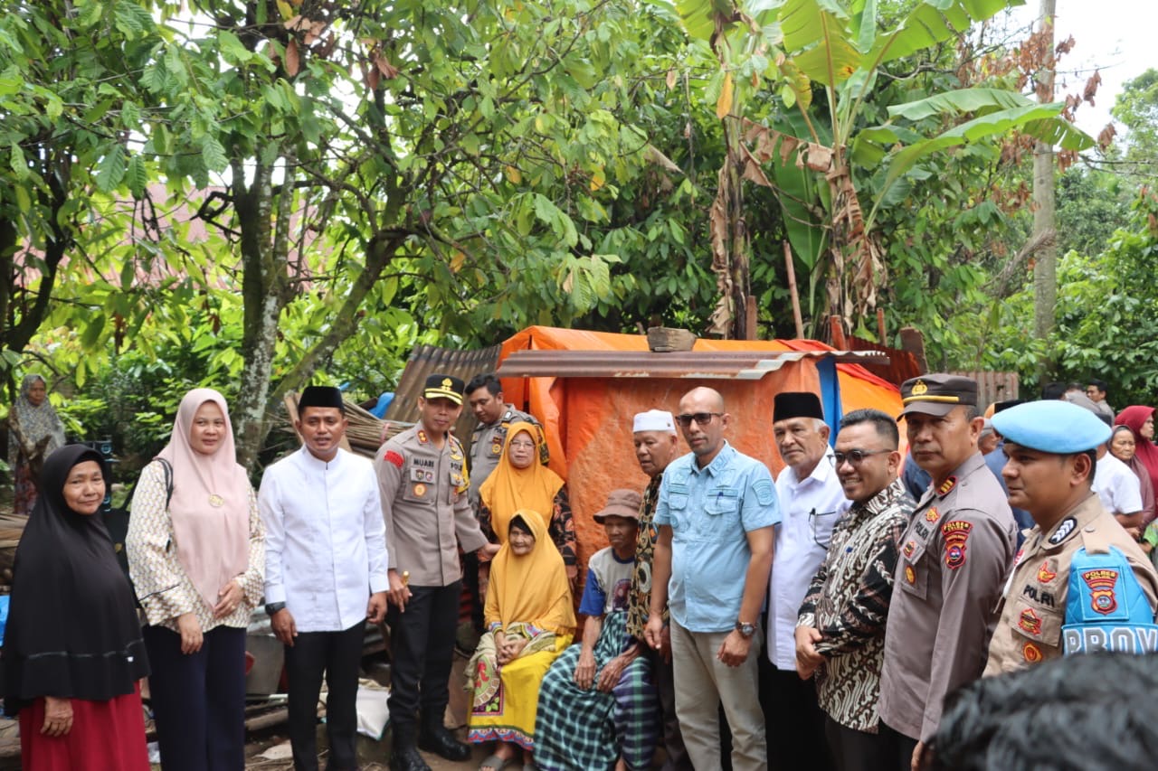 Super Sigap! Kapolres Solok Jawab Harapan Hunian Layak Kakek Acin dan Nenek Bainar Dengan Peletakan Batu Pertama