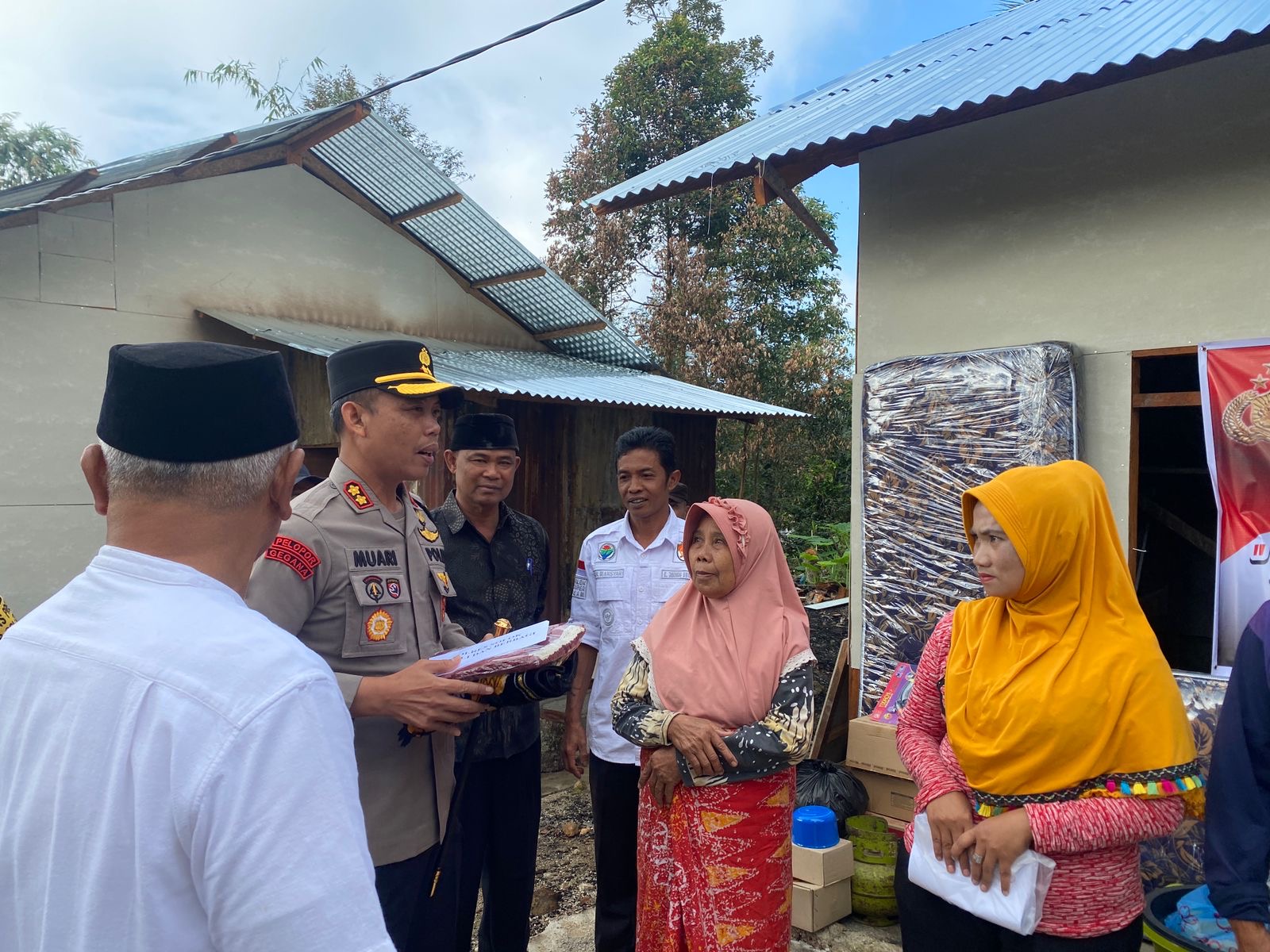 Kapolres Solok AKBP Muari Serahkan Bantuan kepada Korban Kebakaran di Nagari Talang 