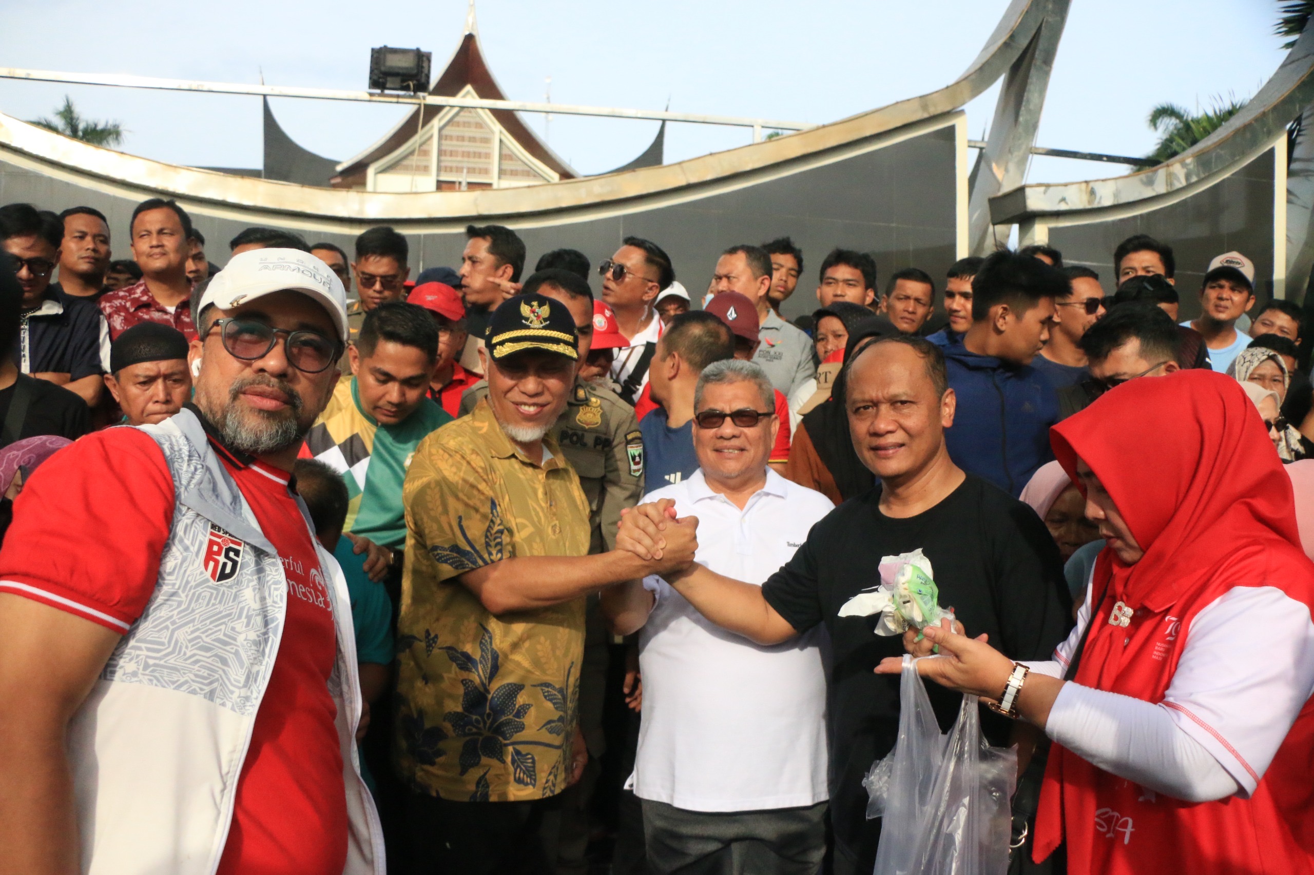 Kapolda Sumbar Ikuti Car Free Day dan Festival Makan Durian Basamo 