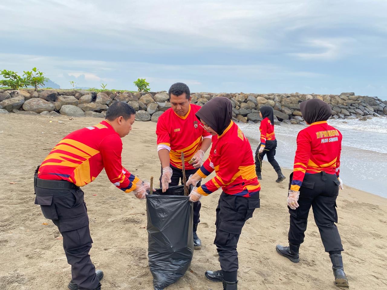 Ditpamobvit Polda Sumbar Gelar Aksi Bersih Pantai, Wujud Kepedulian Terhadap Lingkungan 