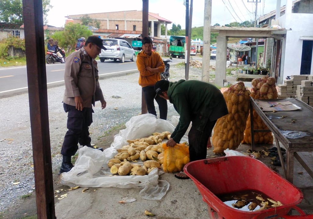 Bhabinkamtibmas Nagari Simpang Tj Nan Ampek Bripka Dwi Hendra Sosialisasikan Swasembada Pangan dan Pemanfaatan Lahan Produktif 