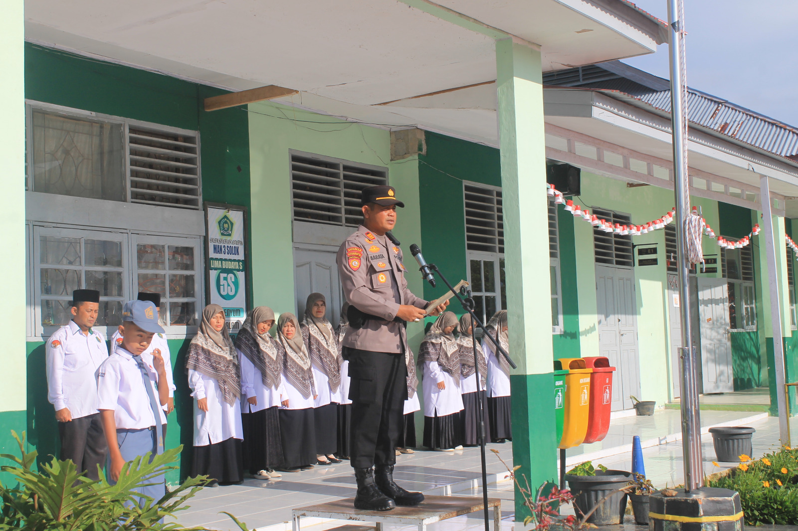 Kapolsek Lembah Gumanti Berikan Edukasi Anti-Bullying dan Motivasi Belajar kepada Pelajar MAN 03 Solok 