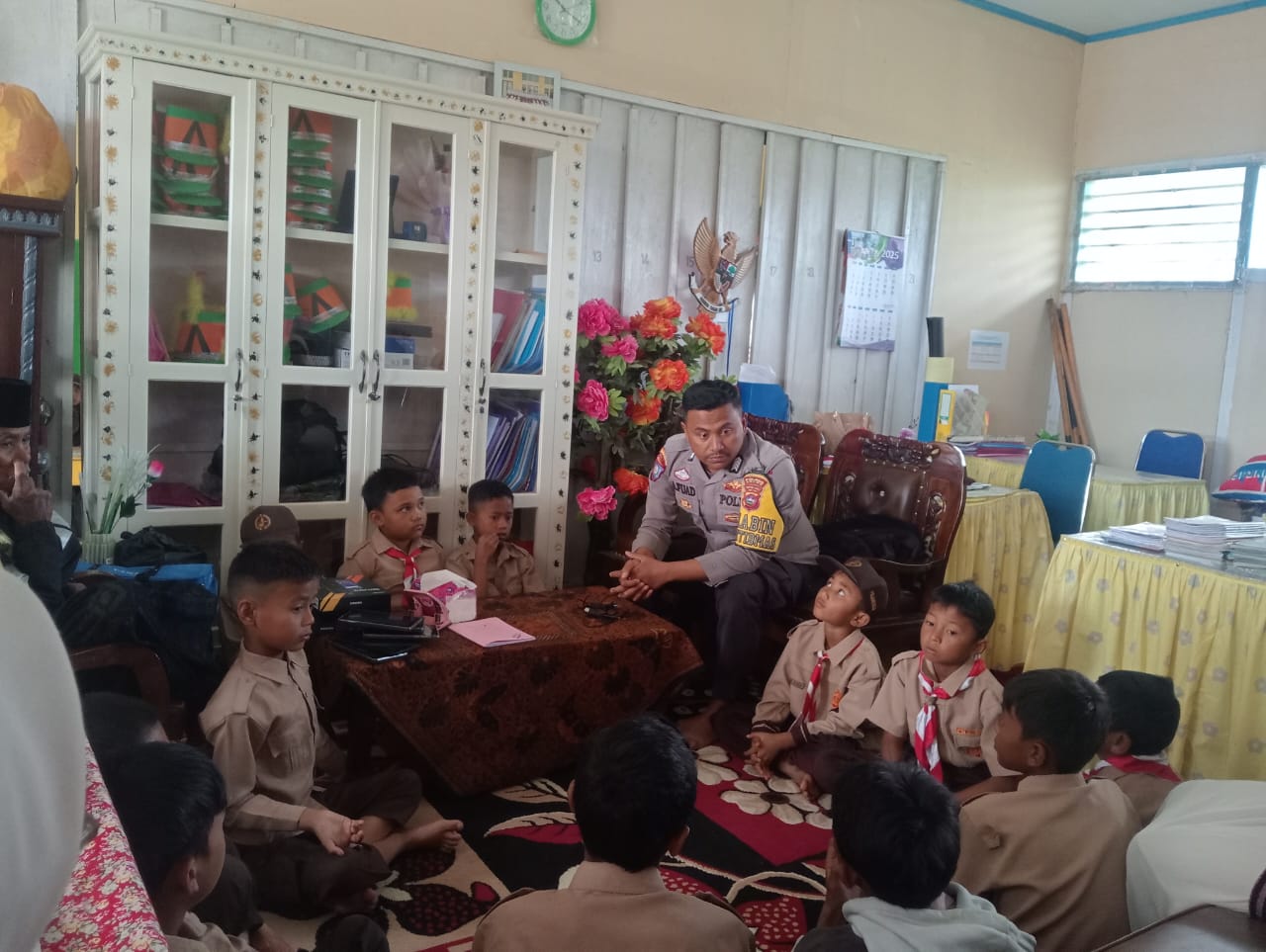 Bripka Ahmad Fuad Edukasi Pelajar SDN 21 Sungai Nanam tentang Bahaya Perundungan