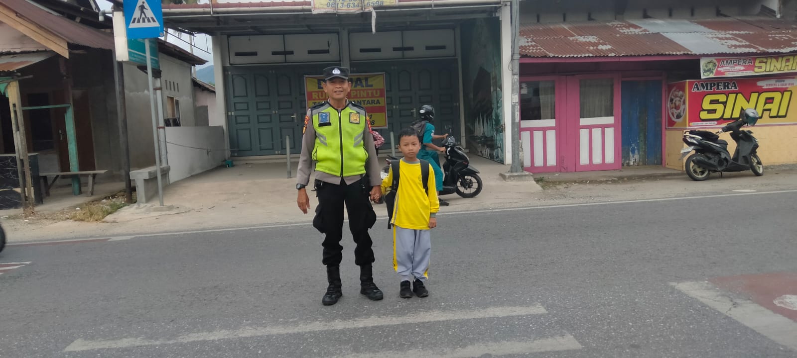 POLRES SOLOK LAKSANAKAN KEGIATAN PENGATURAN PAGI DI TITIK-TITIK KERAMAIAN UNTUK CIPTAKAN KAMTIBMAS KONDUSIF