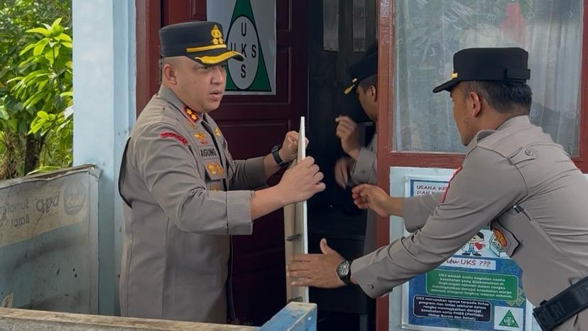 Kapolres Solok Pimpin Bakti Sosial Pasca Bencana Banjir di Wilayah Hukum Polres Solok 