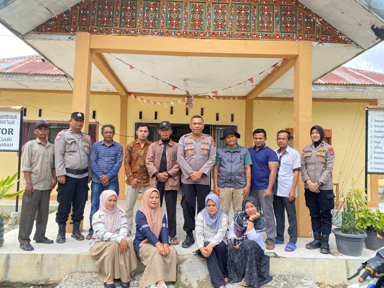 Sat Binmas Polres Solok Sampaikan Himbauan Keselamatan kepada Warga Kaki Gunung Talang